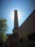 La antigua chimenea que tapa el sol