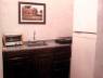 kitchenet con bajo mesada, vajilla de cocina, heladera con frezer, anafe